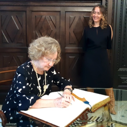 Firmando el libro de honor del Ayuntamiento de Valencia